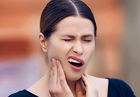 woman in severe jaw pain