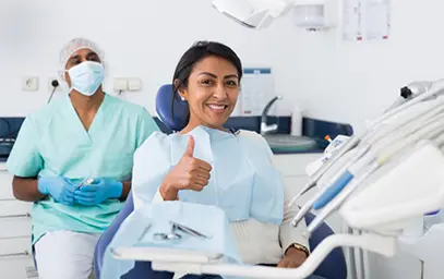 Padre e hijo cepillándose los dientes juntos
